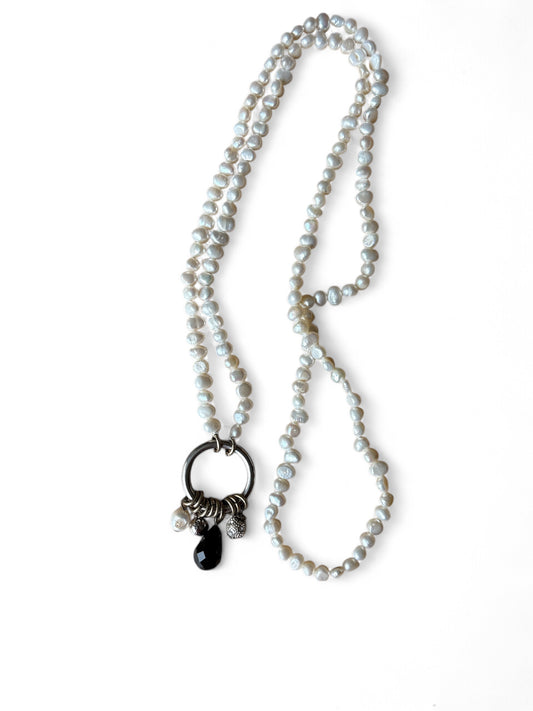 Lange parelketting wit met hanger